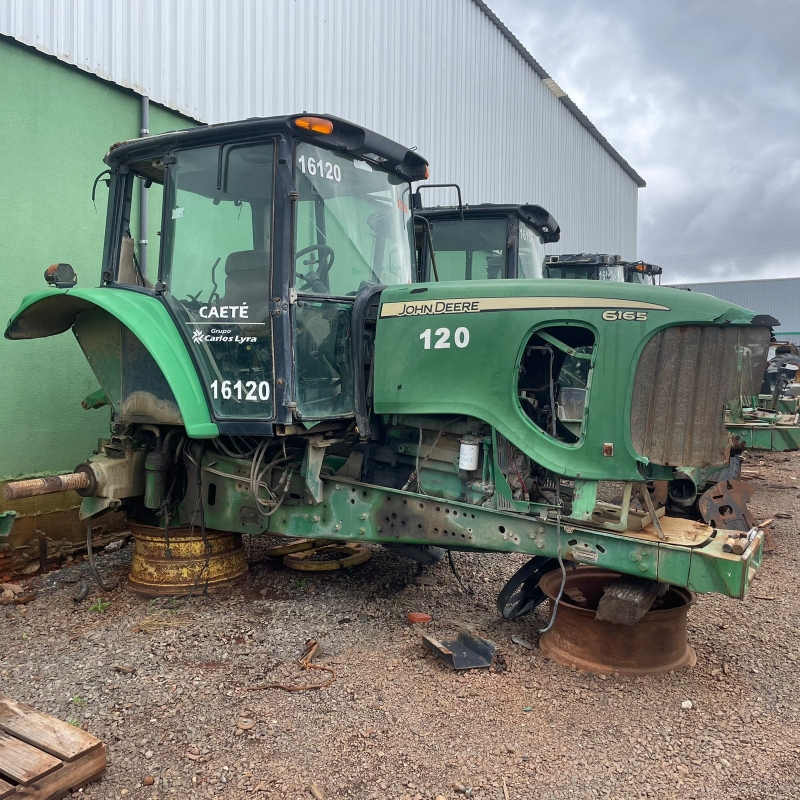 Trator John Deere 6165 desmontado para retirada de peças
