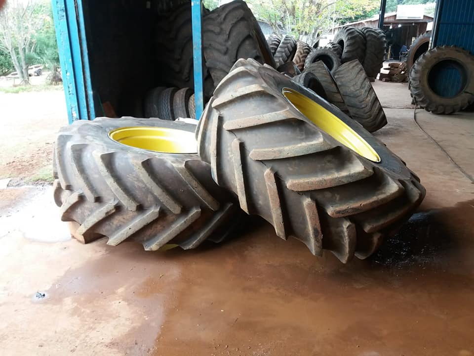 Pneus grandes de trator com rodas amarelas