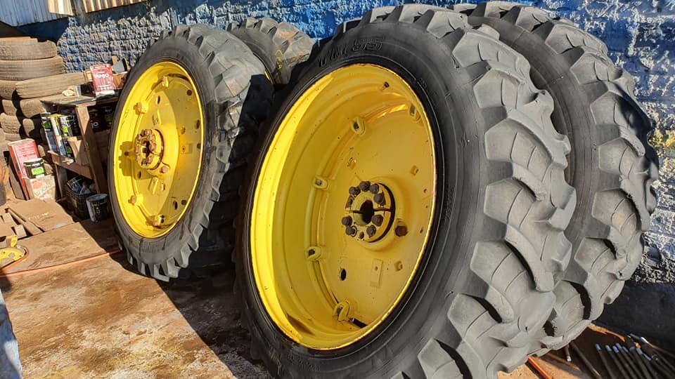 Rodas amarelas com pneus de trator