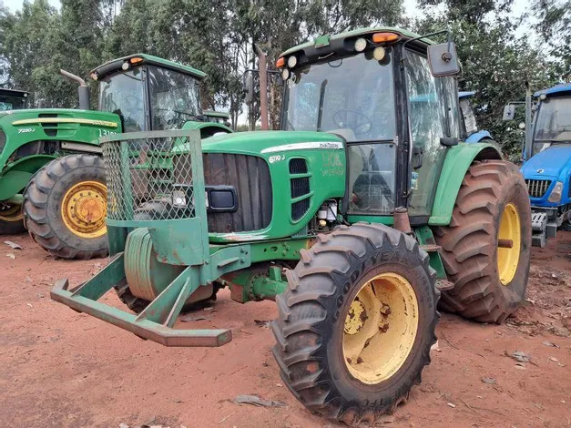 Trator John Deere 6110J no pátio