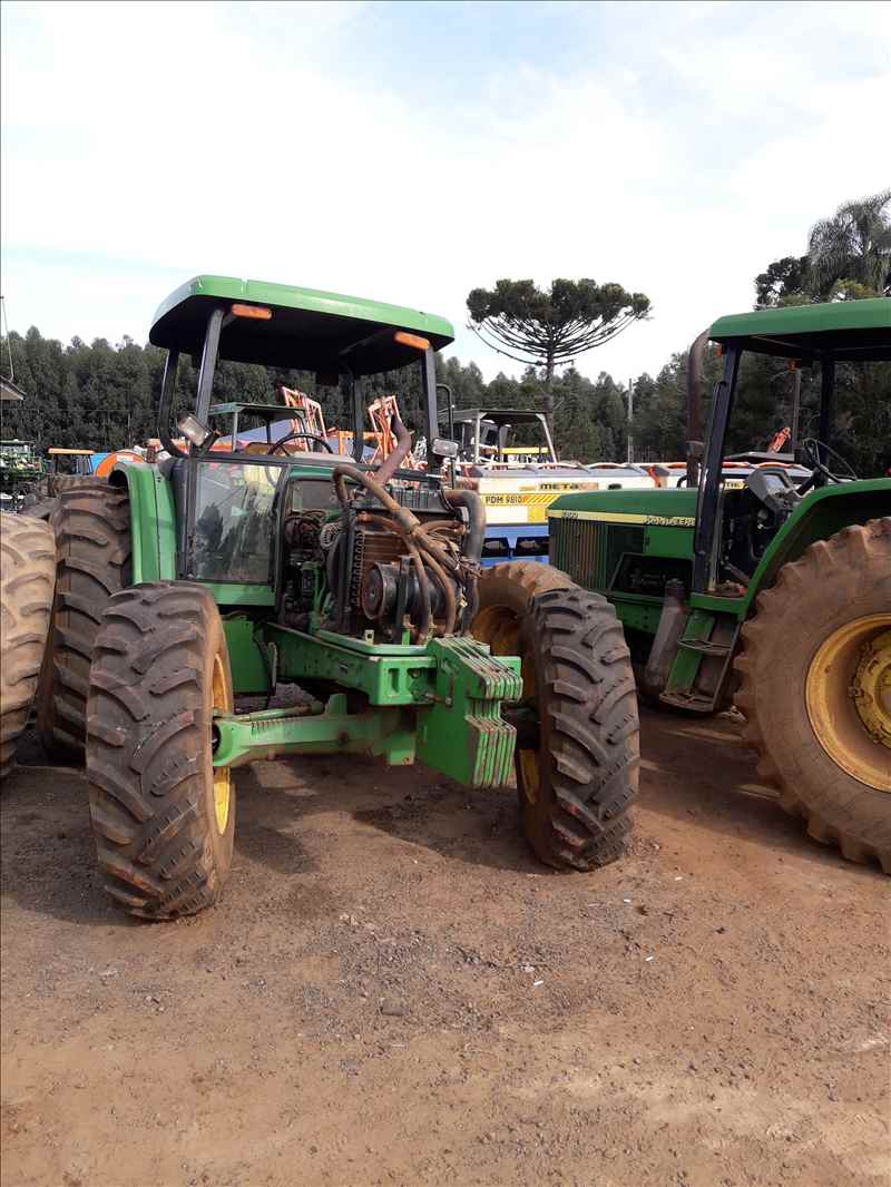 Trator John Deere em desmanche no pátio