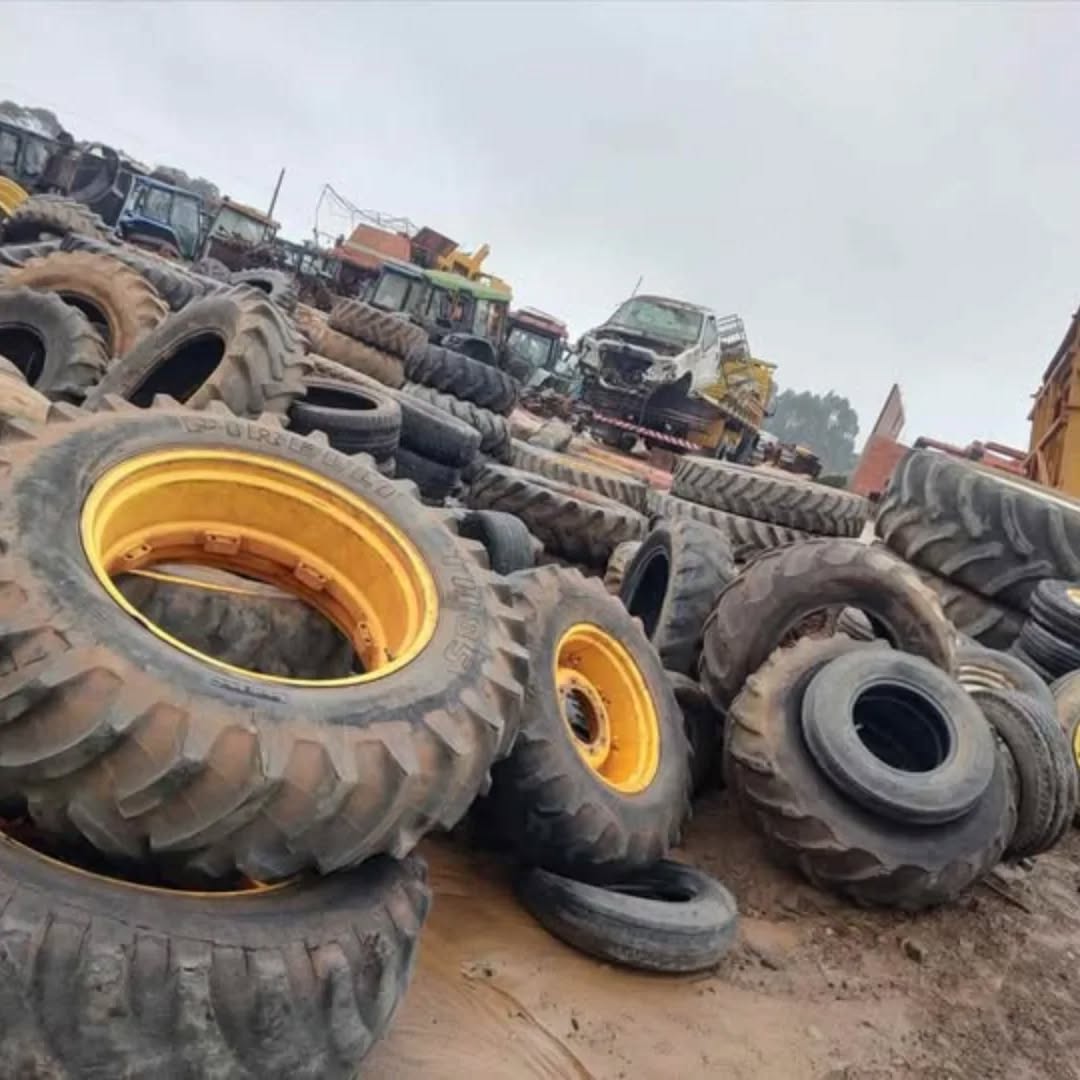 Pilha de pneus de trator com rodas amarelas